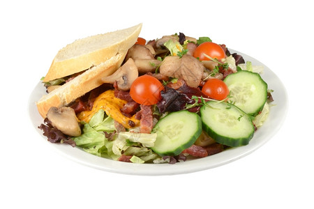 一顿饭带子午餐蘑菇培根和白底面包的冷沙拉图片