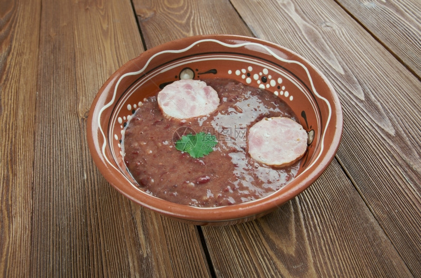 服务南肾豆和安多伊香肠汤传统的可口图片