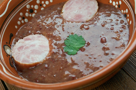 南肾豆和安多伊香肠汤煮熟的传统一顿饭图片