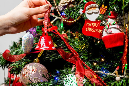 将铃铛装饰品挂在圣诞树上图片