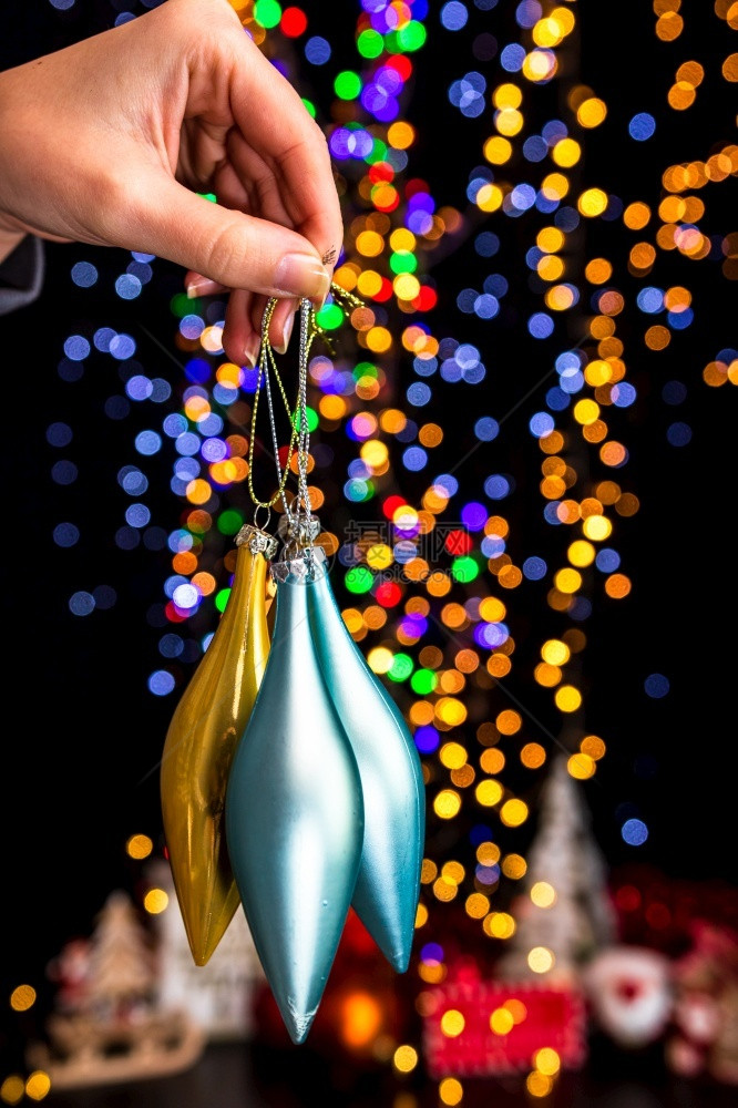 举行圣诞装饰活动对抗bokeh灯光背景假期装饰风格针叶图片