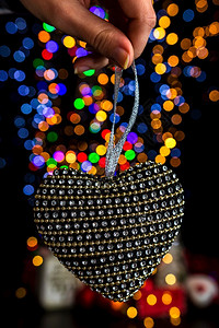 丝带举行圣诞装饰活动对抗bokeh灯光背景红色的装饰风格图片