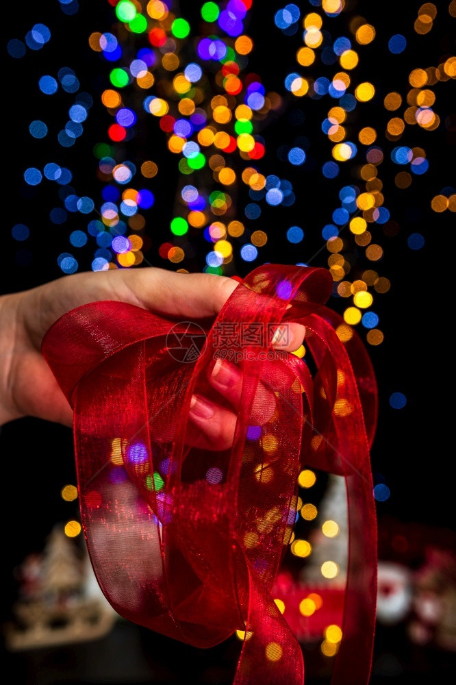 传统的圣诞节假期举行装饰活动对抗bokeh灯光背景图片