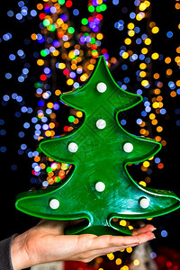 针叶丝带保持举行圣诞装饰活动对抗bokeh灯光背景图片