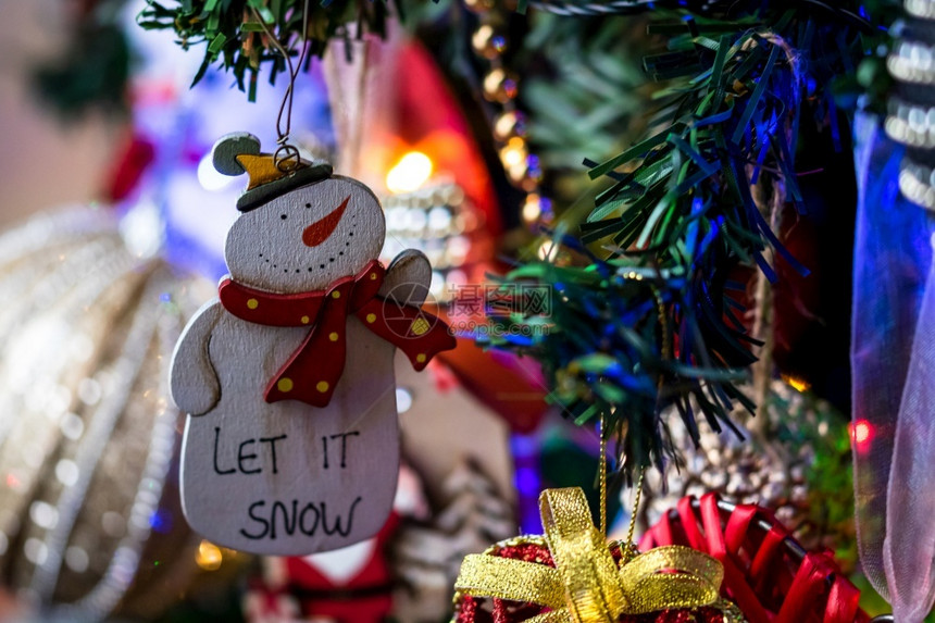 挂在圣诞树上的雪人装饰图片