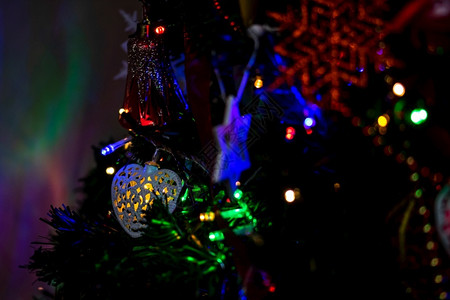 挂在圣诞树上的彩灯装饰图片