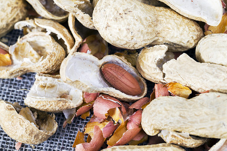 豆类去皮和未壳花生的近身有用花生食品贝壳素主义者图片