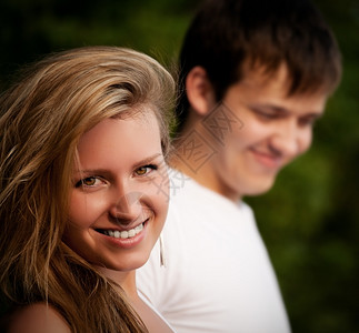 魅力美丽的一对夫妻微笑的特写吸引人图片