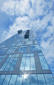 玻璃摩天大楼反射中的云和蓝天空反射金融高的新图片