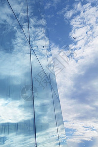新的办公室墙玻璃摩天大楼反射中的云和蓝天空反射图片