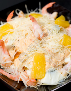 营养丰富虾鸡蛋菠萝和奶酪的沙拉酱烹饪图片