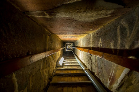 在埃及开罗吉萨金字塔中心一座墓穴的阶梯内部室结石图片