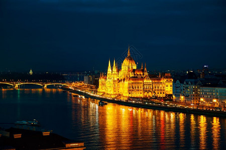 旅游发光的建筑学布达佩斯与日落时议会大厦的概览图片