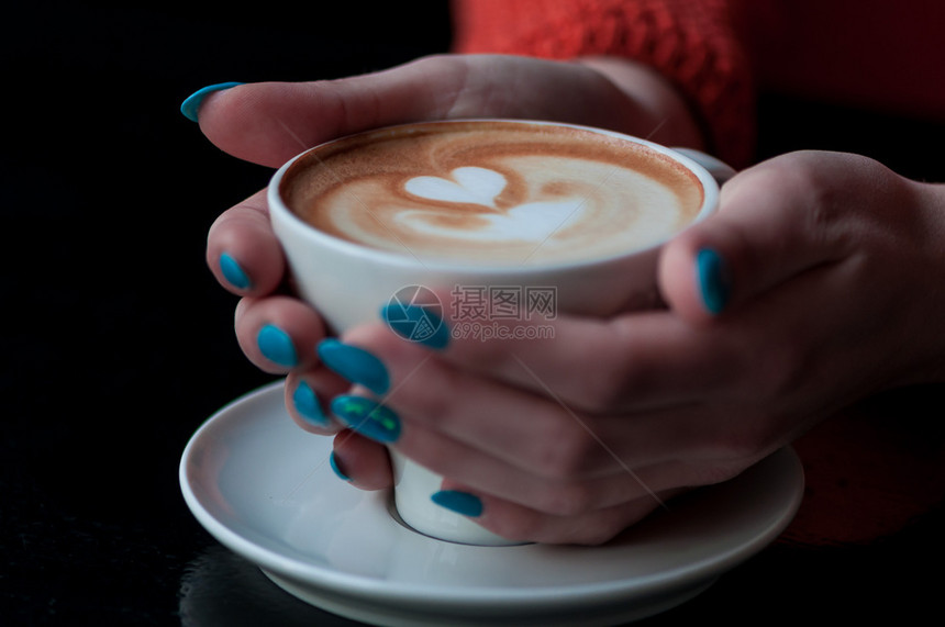 卡布奇诺浓咖啡罗马尼亚握着有心脏形状的咖啡杯手贴紧合双关注咖啡图片