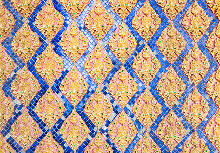 泰国清迈蓝庙灰泥蓝色的在庙墙上以泰国传统风格的金色图案stucco曲线设计图片