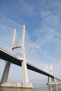 葡萄牙地标欧洲最长的桥称为VascodaGama位于塔古斯河上海图片