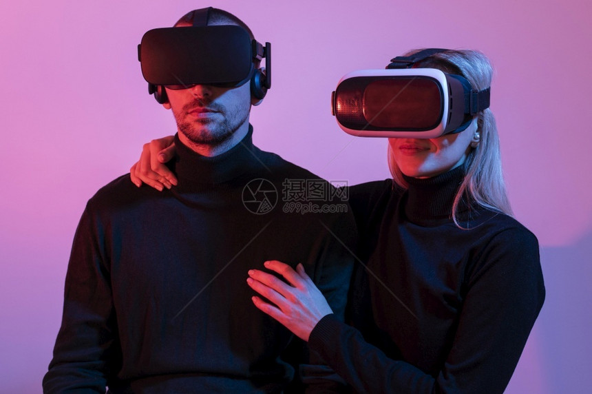 带着VR眼镜的情侣图片