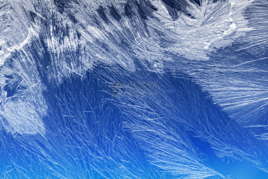 窗户上的冰晶纹理和背景蓝色天空梯度上的冻结纹理窗玻璃上的季节背景Frost型样状冬季形态节背景有质感的雪一种图片