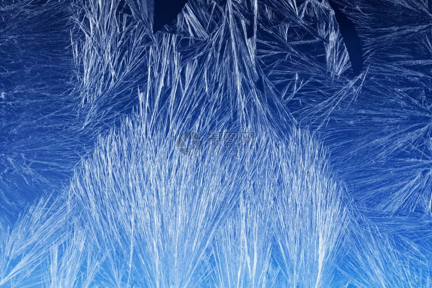 自然窗户上的冰晶纹理和背景蓝色天空梯度上的冻结纹理窗玻璃上的季节背景Frost型样状冬季形态节背景墙纸圣诞节图片