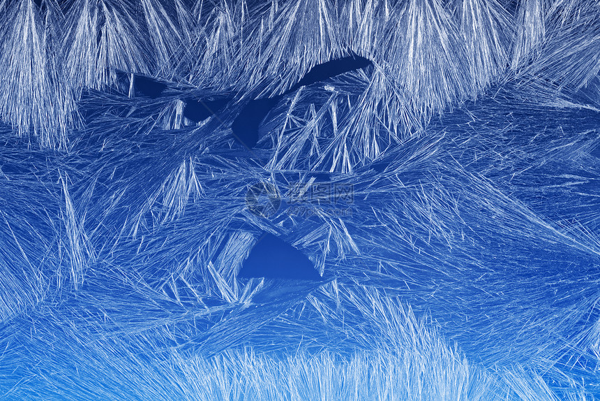 蓝色的窗户上冰晶纹理和背景蓝色天空梯度上的冻结纹理窗玻璃上的季节背景Frost型样状冬季形态节背景水晶圣诞节图片