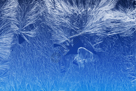 斯克莱兹涅夫寒冷的坡度窗户上冰晶纹理和背景蓝色天空梯度上的冻结纹理窗玻璃上的季节背景Frost型样状冬季形态节背景冷冻设计图片