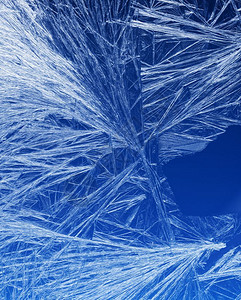 窗户上的冰晶纹理和背景蓝色天空梯度上的冻结纹理窗玻璃上的季节背景Frost型样状冬季形态节背景冷冻雪蓝色的背景图片