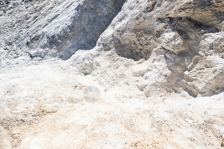 矿物学在职业生涯中采掘塔尔克石矿废弃的森林白采石场灰色的岩钙高清图片素材