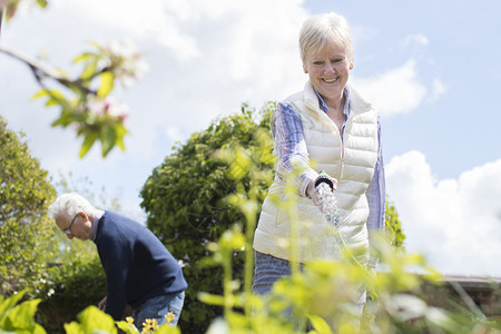 人们一起在花园工作年长夫妇在职的退休图片