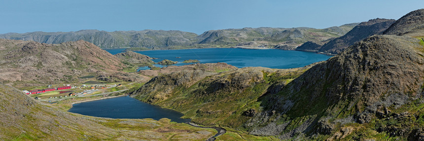 从上方俯瞰Honningsvag附近的湖泊和大海全景挪威在风景峡湾观图片
