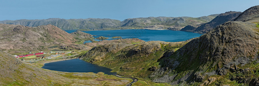 从上方俯瞰Honningsvag附近的湖泊和大海全景挪威在风景峡湾观图片