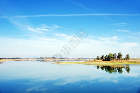 欧洲的CaiaDamCampoMaior湖阿连特茹葡萄牙美丽的拉古纳图片