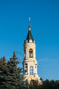 尖顶正统俄罗斯弗拉基米尔地区切库蒂诺村的美丽钟塔基督图片