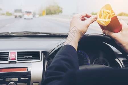 男人淑女风险生意吃薯条开车很危险啊图片