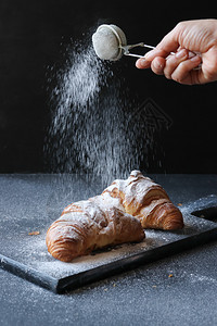 自制甜点黑色背景的Croissat早餐图片