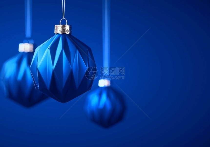 装饰风格3个圣诞球和皇家蓝色背景的圣诞舞会马特蓝小面包圈配有现代几何模型圣诞节装饰庆气氛概念复制空间庆典喜的图片