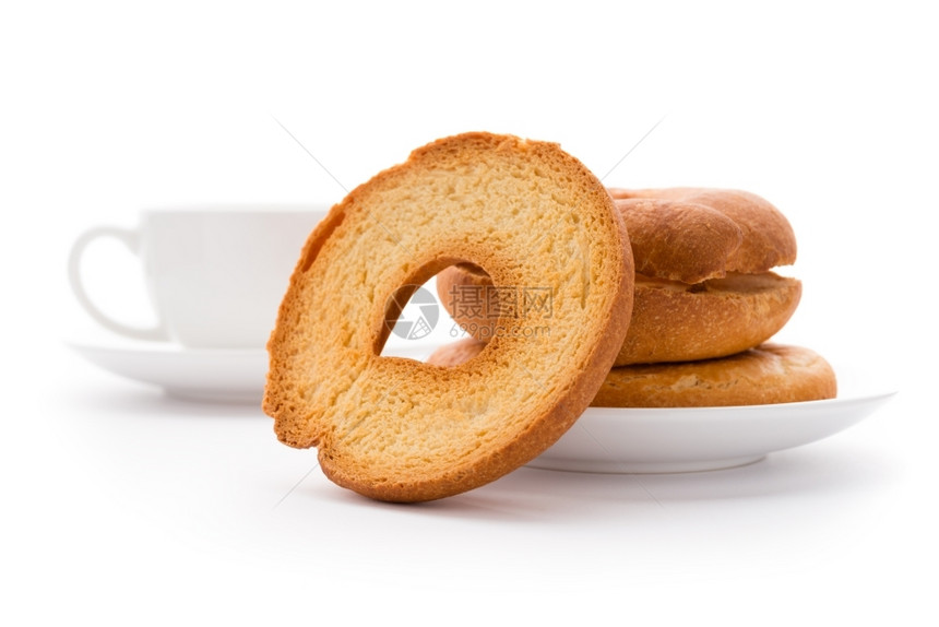 茶时间面包和店在白背景上隔绝的盘子和茶杯上烤面包饼高关键图像戒指食物杯子图片