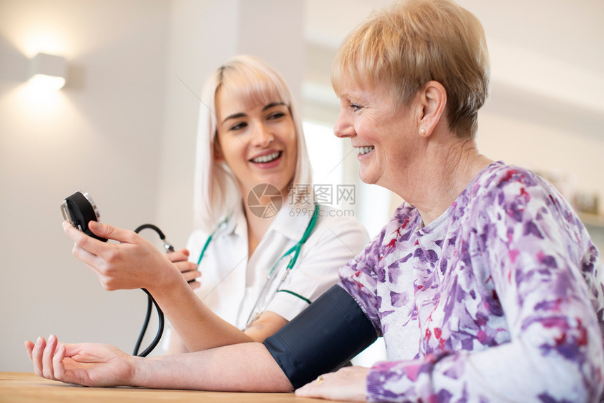 血压计量家中老年妇女血压的护士疾病人们图片