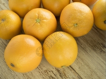 食物自然饮橙子在木头背景的老底橙子上图片