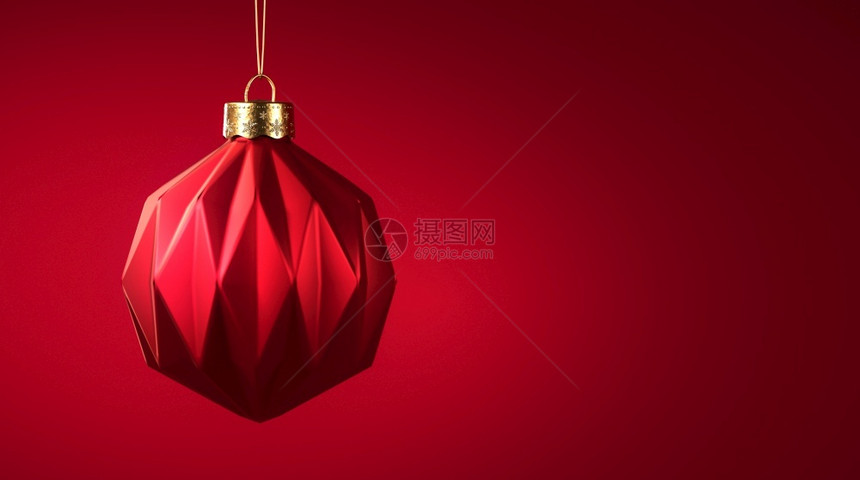 传统的红色圣诞舞会挂在金弦的圣诞装饰品上配有现代几何形态的圣诞节装饰庆气氛概念和复制空间绳索单身的图片