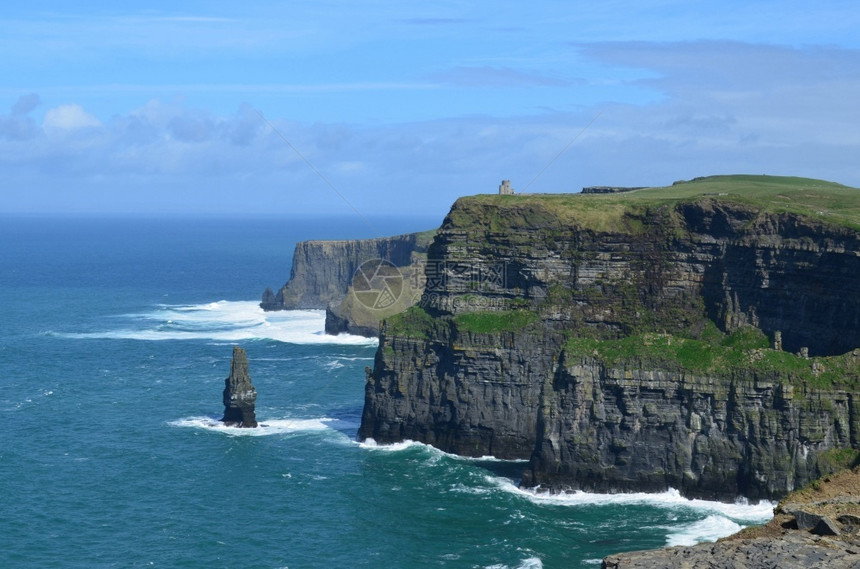 爱尔兰人美丽的莫赫悬崖天空和水域都是蓝色的戈尔韦大西洋图片