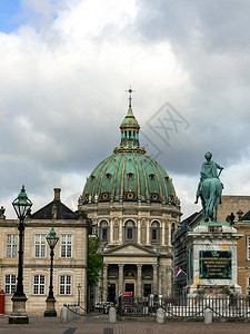 弗雷德里克教会丹麦哥本哈根207年5月6日阿美琳堡宫广场中心的大理石教堂和弗雷德里克五世雕像宗教纪念碑地标背景