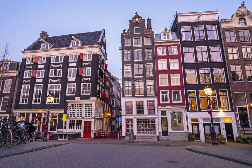 旅行日落时从阿姆斯特丹起在荷兰Singel的Singel市风景镇首都图片