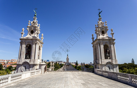 历史18日世纪末在葡萄牙里斯本建造的已故巴罗克和新立国皇家巴西利卡和最神圣之心修道院的双钟塔以及最神圣之心修道院加尔默罗背景图片