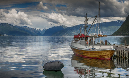 在挪威Sognefjord的维克港渔船火焰自然图片