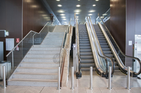 速度铬合金巴塞罗那机场的扶梯车商业图片