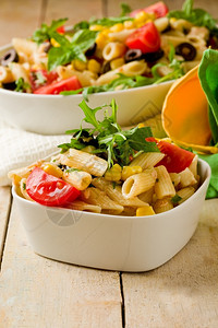 刀具素食主义者叉相片照美味的意面沙拉在木制餐桌上与新鲜蔬菜图片
