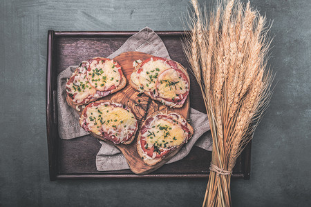 营养烤面包香肠肉西红柿和芝士最高风景自然午餐图片