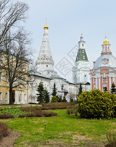 塞尔吉乌斯俄罗斯谢尔吉耶夫镇圣盖修道院的三位一体修道院绿色图片
