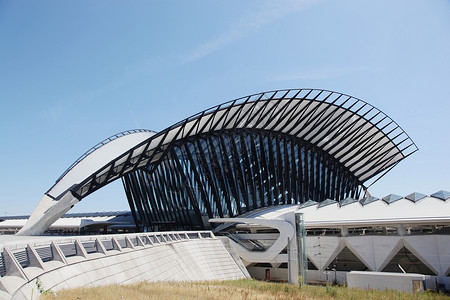 铁路电视台连接法国里昂SaintExupery机场的火车站拱图片
