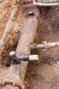 在沟渠内铺设新的供水管道和阀门建造新的供水管道和阀门工具修理作路高清图片素材